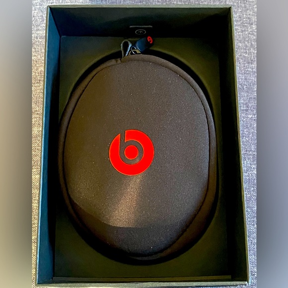 Blue Beats by Dre Solo2 Wireless headphones - Picture 8 of 10